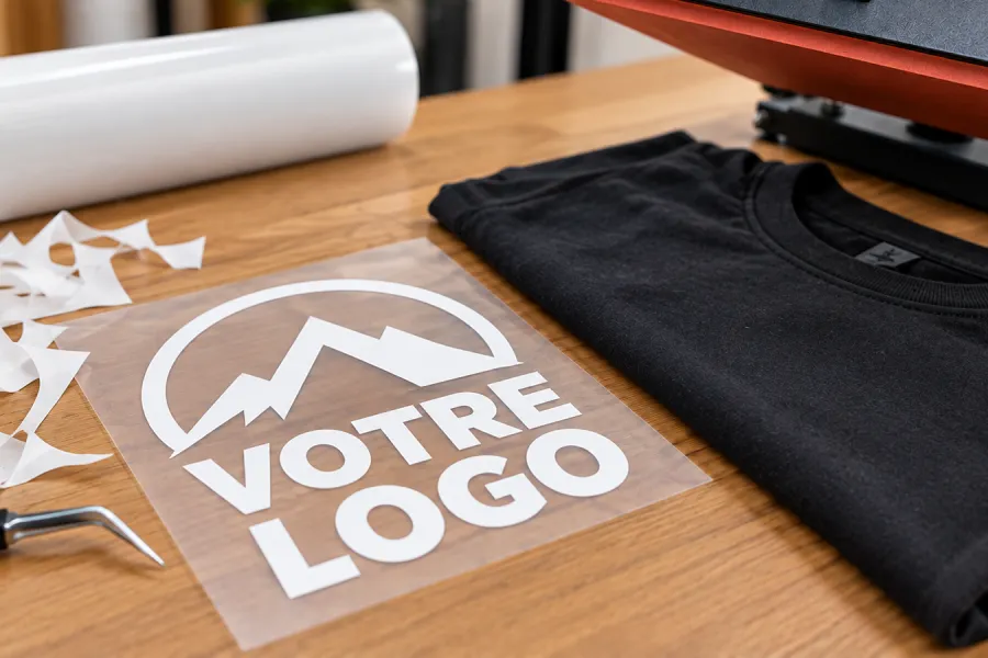 Transfert flex blanc d'une seule couleur prêt à être posé sur un t-shirt noir