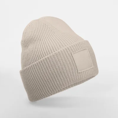 Bonnet à large revers avec patch ton sur ton
