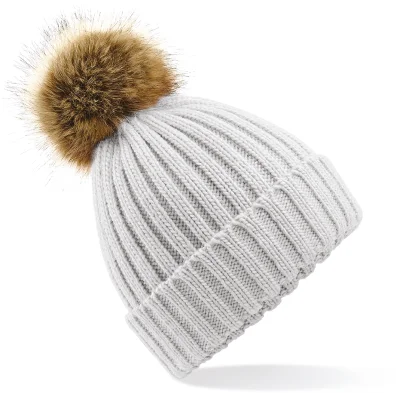 Bonnet epais avec pompon en fausse fourrure
